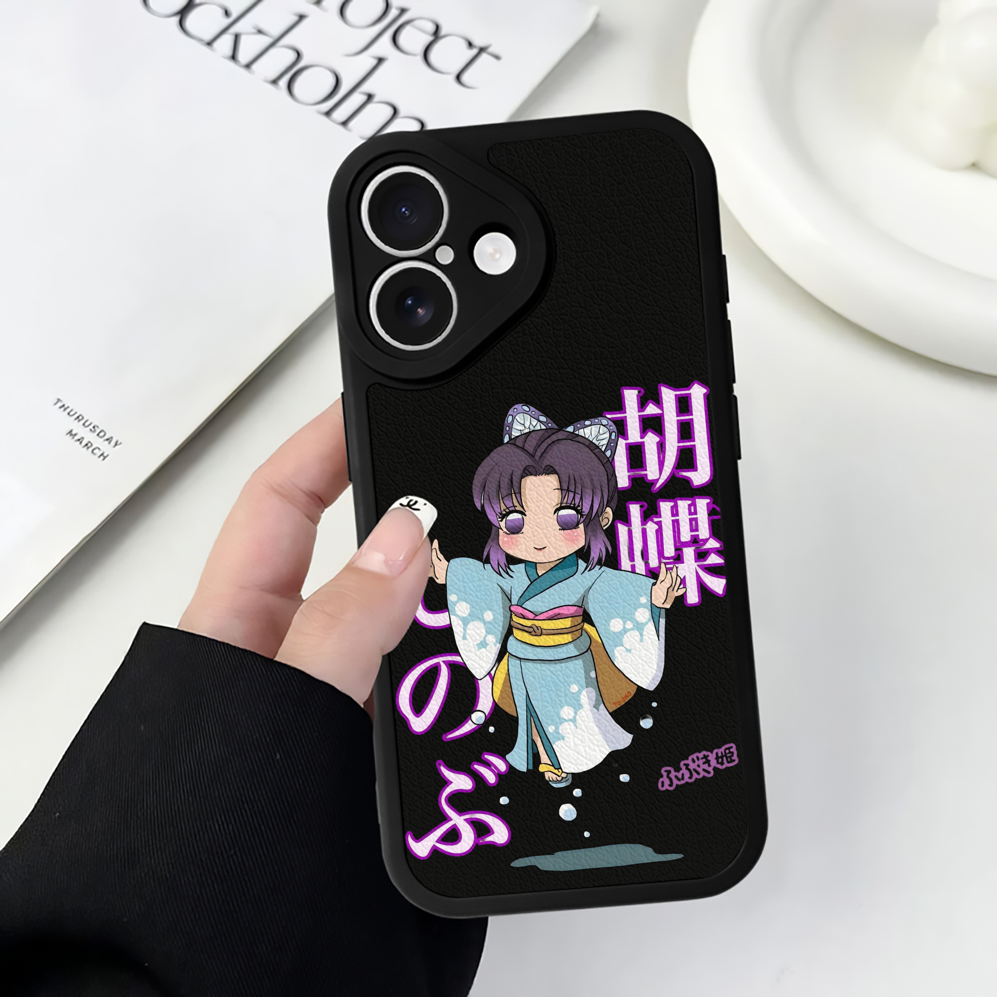 （画像用） 鬼滅の刃（きめつのやいば）蟲柱-胡蝶 しのぶ／こちょう しのぶ Kochou Shinobu 【iPhone 16シリーズ対応】シリコンスマホケース（レザー調） 材質：シリコン